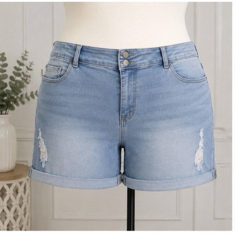 Unbranded Size 3X Women’s Light Wash Distressed Denim Shorts 38” Waist 3” Inseam